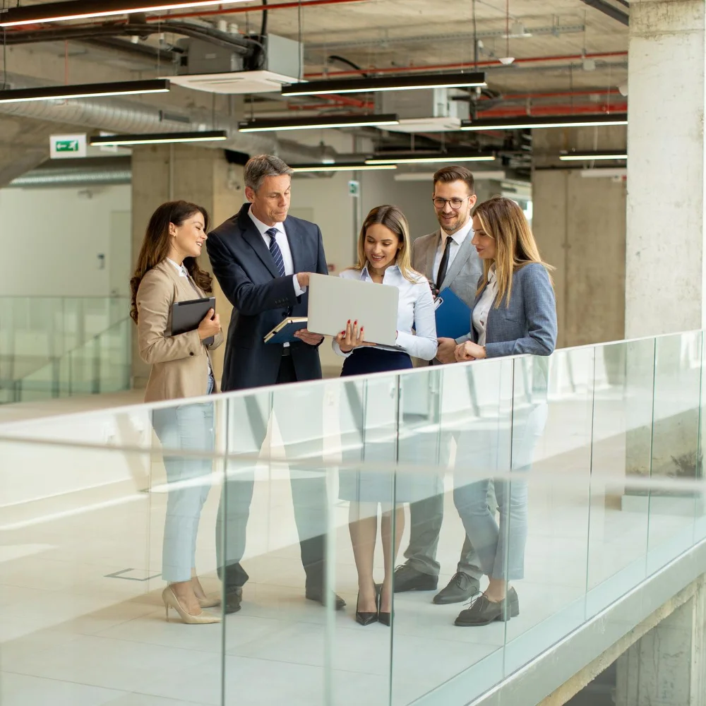 Professionelles Team im Austausch über Projektinhalte – steht für die besonderen Stärken und Branchenerfahrung von CrewHarbor