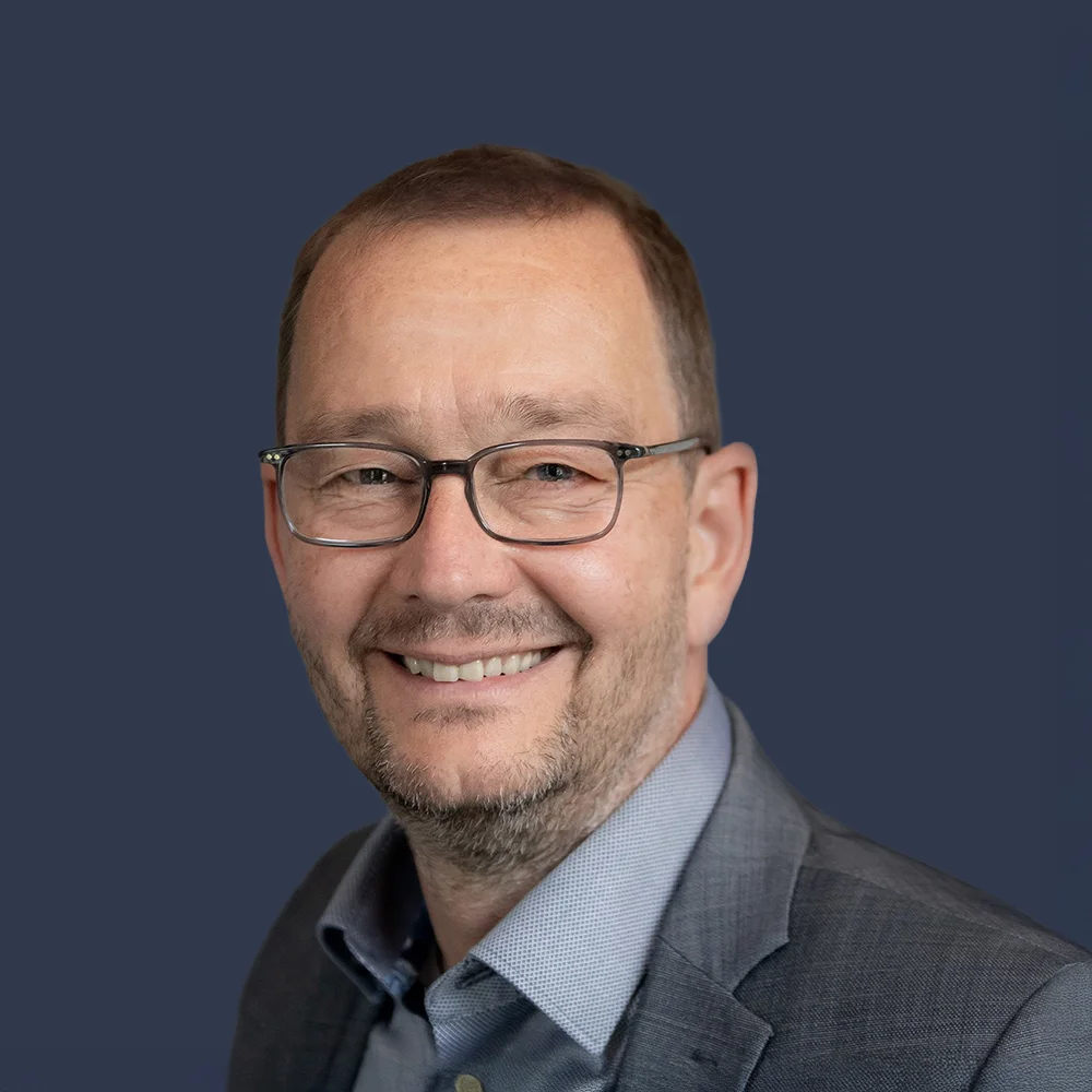 Freundlicher Mitarbeiter im Business-Outfit Oliver Oswald