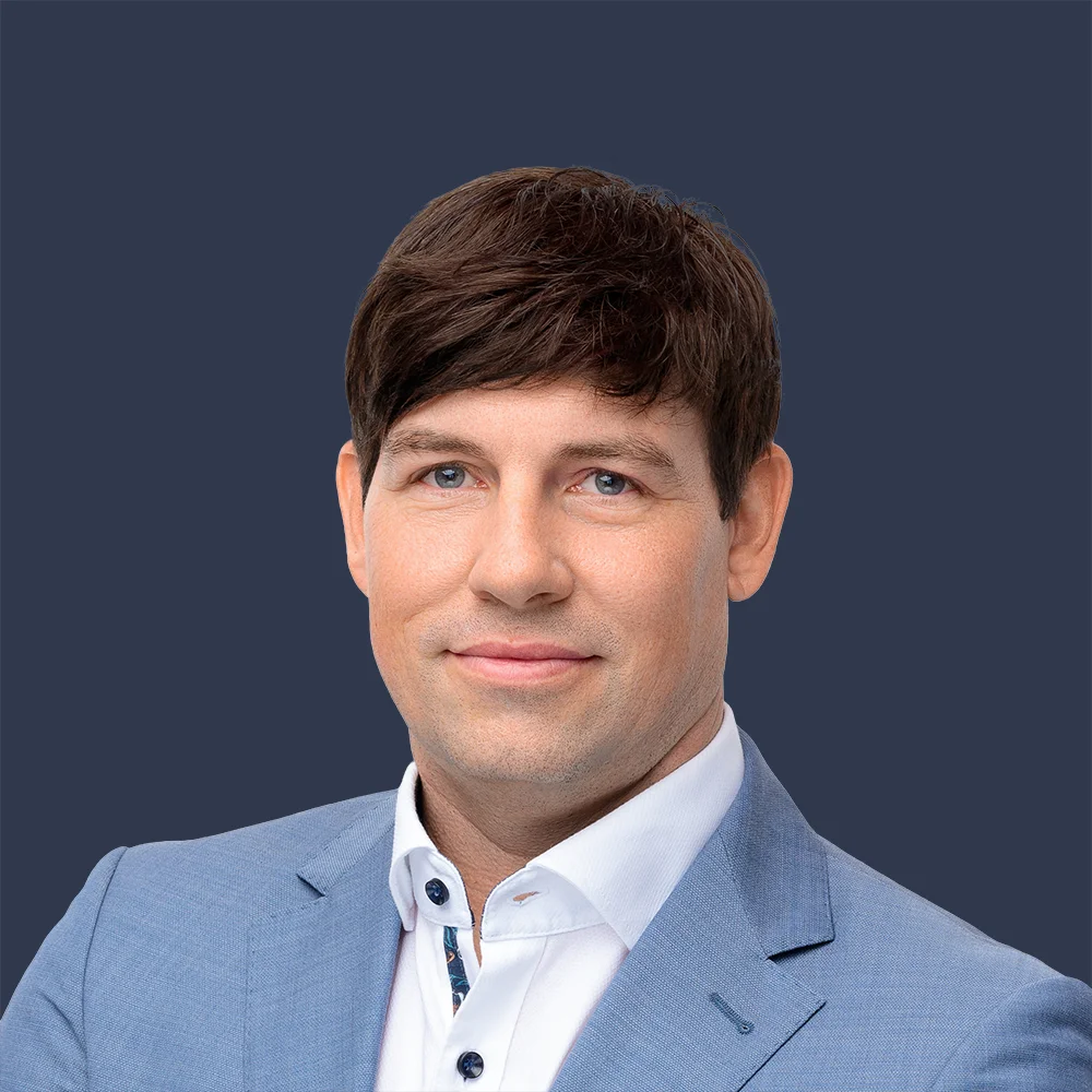 Freundlicher Mitarbeiter im Business-Outfit Tobias Maier