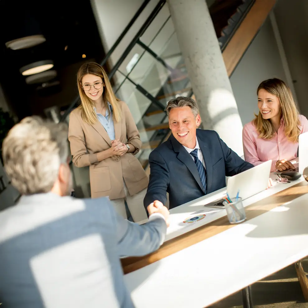 Geschäftliches Treffen mit Handschlag – symbolisiert stabile Zusammenarbeit im SAP-Team
