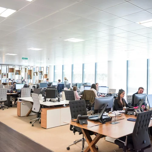 Bild eines Büros mit Menschen, die Arbeiten.