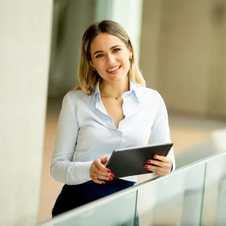 Bild mit einer Frau, die ein Tablet hält